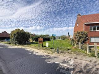 <p>Nieuw te bouwen 4-gevelwoning gelegen op een rustig perceel van 14 are 63 te Aarschot.<br />Lot 1 en 1A op het plan.</p><p>Er zijn 2 manieren van afwerking van de woning mogelijk:</p><p>CASCO<br />Totaalprijs: €413.093<br />€210.000 + €203.093 excl. BTW & registratiekosten.</p><p>SLEUTEL OP DE DEUR<br />Totaalprijs: €516.593<br />€210.000 + €306.593 excl. BTW & registratiekosten.</p><p>De projectvoorstelling is voor een bebouwing van 9m op 9m met een zadeldak. <br />(Groter bouwen is mogelijk: Max. bouwdiepte: 15m op het gelijkvloers en op 12m op verdieping - Max. bouwbreedte 10,78m)</p><p>162m² bewoonbare oppervlakte en een zolderruimte van ongeveer een 55m² die reeds geïsoleerd is maar nog niet afgewerkt.</p><p>Het voorbeeldplan is informatief en wijzigbaar .</p><p>Keuze uit een reeks van kwalitatieve materialen; 20 à 25 gevelstenen en vloeren , driedubbelglas met 20 kleuren standaard van raamprofielen, 2 trappen in hout , ventilatie D ,10 zonnepanelen, warmtepomp Daikin met vloerverwarming, keuken met toestellen van Whirlpool of Siemens ter waarde van 10.000 €, badkamer met dubbele lavabo, spiegel en kolomkast, bad en (inloop)douche met 2 hangtoiletten, Dit alles in combinatie met een sterke buitenschil (12 cm pur in de muren,12cm vloerisolatie en 22cm isolatie in het dak).</p><p>Wens je een gratis schatting? Vergeet dan zeker geen contact met ons op te nemen!</p><p>Wil jij hier je nieuwe thuis bouwen? Mail dan naar info@future-home.be of bel ons op 016 90 10 21.</p><p>Woongebied en Industriegebied, , Verkavelingsvergunning, Geen vergunning, Geen voorkooprecht, Geen dagvaarding</p>