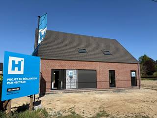 <strong>Découvrez ces deux magnifiques maisons neuves situées à Dottignies, dans un quartier central, proche du centre-ville, des écoles, des commerces et des grands axes routiers. Ces habitations font partie d’un petit projet résidentiel de quatre maisons, niché dans un environnement paisible.<br />Offre temporaire : économisez 10 000 € en tant que premier acheteur d’une maison à Dottenijs !</strong><br /><br />Chaque maison comprend :
<ul>
	<li>Un séjour lumineux avec de grandes baies vitrées</li>
	<li>Trois chambres spacieuses</li>
	<li>Un grand jardin ensoleillé</li>
	<li>Un garage intégré ou un carport</li>
	<li>Une construction économe en énergie (PEB E45)</li>
</ul>
Atouts :

<ul>
	<li>Environnement calme et verdoyant</li>
	<li>Excellente accessibilité</li>
	<li>Idéal pour les familles à la recherche d’espace et de confort</li>
</ul>
(Les photos sont issues d’un projet précédent à titre d’illustration.)<br /><br />Intéressé(e) ou des questions ? N’hésitez pas à nous contacter pour plus d’informations ou une visite sans engagement.