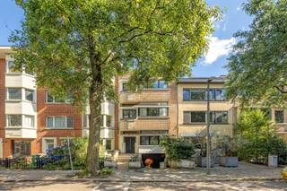 <p>In de rustige, statige Jozef Woutersstraat vindt u dit indrukwekkende en karaktervolle herenhuis. Deze uitzonderlijke woning is ontworpen door de gerenommeerde architect Bernard Coens. Het pand biedt een zeldzame combinatie van authentieke elementen, royale volumes en een uitstekende ligging.</p><p> </p><p><strong>Een zee van ruimte en historisch cachet</strong> Met een indrukwekkende bewoonbare oppervlakte van maar liefst 260 m² ademt deze woning ruimte en comfort. Binnenin wacht u een overvloed aan authentieke stijlelementen:</p><ul><li><p><strong>Hoge, statige plafonds</strong> met verfijnde originele moulures en ornamenten.</p></li><li><p><strong>Karaktervolle marmeren schouwen</strong>.</p></li><li><p><strong>Prachtige originele vloeren en paneeldeuren</strong> die het historische karakter van de woning extra in de verf zetten.</p></li><li><p><strong>Grote raampartijen</strong> die zorgen voor een schitterende, natuurlijke lichtinval in alle leefruimtes.</p></li></ul><p> </p><p>Als absolute kers op de taart beschikt dit herenhuis over een schitterende stadstuin van <strong>90 m²</strong>. Dit is uniek in de stad! Hier kunt u in alle privacy en rust genieten van de buitenlucht.</p><p> </p><p><strong>Toplocatie: de Pulhofwijk</strong>. De wijk staat bekend om zijn brede, groene lanen en uiterst gemoedelijke sfeer. U bevindt zich op wandelafstand van uitstekende scholen, gezellige buurtwinkels, parken en kwalitatieve horeca. Bovendien geniet u van een perfecte mobiliteit, met vlotte verbindingen naar het centrum van Antwerpen en de belangrijkste invalswegen.</p><p> </p><p><strong>De troeven op een rij:</strong></p><ul><li><p><strong>Locatie:</strong> Topligging in de gegeerde Pulhofwijk (Berchem).</p></li><li><p><strong>Ontwerp:</strong> Authentiek werk van architect Bernard Coens.</p></li><li><p><strong>Oppervlakte:</strong> 260 m² aan royale, bewoonbare ruimte.</p></li><li><p><strong>Buitenruimte:</strong> Private stadstuin van 90m².</p></li><li><p><strong>Karakter:</strong> Rijk aan authentieke en originele stijlelementen.</p></li></ul><p> </p><p>Bent u op zoek naar een unieke, ruime en karaktervolle woning die u volledig naar eigen hand kunt zetten? Neem dan vandaag nog contact met ons op voor een afspraak en meer informatie!</p><p> </p>