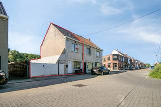 Ben je op zoek naar een halfopen bebouwing nabij het Station van Wetteren? Zoek niet verder! Deze woning in de Spoorweglaan 133 heeft wat je zoekt. <br /><br />Indeling gelijkvloers:<br />- Woonkamer met uitgeruste open keuken<br />- Wasplaats<br />- Badkamer met douche en toilet<br /><br />Indeling eerste verdieping:<br />- 1 slaapkamer<br />- Ruime overloop (optie tot derde slaapkamer)<br /><br />Indeling tweede verdieping:<br />- Zolderkamer via vaste trap<br /><br />Bijzonderheden:<br />- Er is een simulatie van het EPC-attest (EPC D) aanwezig met de volgens de eigenaar gebruikte isolatie in de woning<br /><br />Mis deze kans niet en vraag vandaag nog jouw bezoek aan! <br /><br />Bij Albert kom je thuis