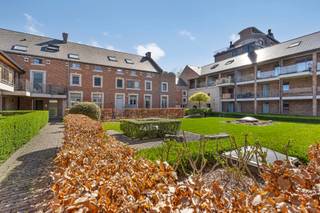 Appartement met ruim terras te Hoegaarden!<br /><br />Het appartementencomplex Roerstok bestaat uit een 40-tal appartementen allemaal te bereiken via het groene binnenplein. In het complex vinden we een mooi 1-slaapkamerappartement terug op de eerste verdieping.<br /><br />Het appartement bestaat uit een inkomhal, een leefruimte met volledig uitgeruste keuken, 1 slaapkamers, een badkamer ingericht met inloopdouche en toilet en tenslotte een berging. Aansluitend aan de leefruimte hebben we toegang tot het ruime terras. <br /><br />De gordijnen en lichtarmaturen zijn reeds voorzien en ter beschikking van de nieuwe huurder. Bovendien is het appartement ook uitgerust met een waterverzachter.<br /><br />De huurprijs van het appartement bedraagt €895/maand. De provisie voor het onderhoud van de gemeenschappelijke delen bedraagt €50/maand.<br />Alle nutsvoorzieningen zijn individueel. <br /><br />Het appartement is beschikbaar vanaf 01/04/2026. <br /><br />Interesse? Plan snel je bezoek in via onze website www.living-stone.be. <br />Bij vragen, neem contact op via michelle.vanroy@living-stone.be.