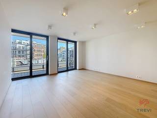 <p><strong>ELSENE, Gulden Vlies wijk – vlakbij openbaar vervoer, winkels, restaurants, winkelcentra en bioscoop – Recent appartement met een bewoonbare oppervlakte van ± 92 m², gelegen op de 4e verdieping.</strong></p>
<p><b><u>Op de 4e verdieping – G4</u> </b>:</p>
<ul>
<li>Entreehal met inbouwkasten</li>
<li>Wasruimte (plaats voor wasmachine en droger)</li>
<li>Aparte wc</li>
<li>Woonkamer van ± 30 m² met toegang tot het achterterras van ± 10 m² op het zuiden</li>
<li>Volledig ingerichte open keuken (kookplaten, oven, koelkast, vaatwasser, vriezer, ingebouwde afzuigkap)</li>
<li>Slaapkamer 1 van ± 15 m²</li>
<li>Slaapkamer 2 van ± 10 m²</li>
<li>Badkamer (bad, douche, toilet, dubbele wastafels)</li>
</ul>
<p>Kelder -6 (61)</p>
<p><b><u>VASTE KOSTEN</u> </b>: 160 €/maand (gemeenschappelijke kosten en conciërgedienst)</p>
<p>Individuele gasverwarmingsketel</p>
<p>Direct beschikbaar!</p>