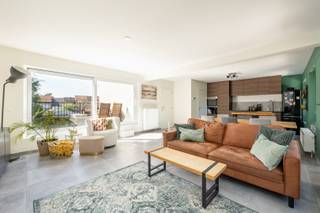 Bent u op zoek naar een volledig gerenoveerd appartement (2017) met 2 slaapkamers, ruim terras en een autostaanplaats? En dit in een klein gebouw zonder lift in een doodlopende straat? Dan stellen wij graag deze unieke kans aan u voor!<br /><br />Indeling:<br />U betreedt het appartement via de centrale inkomhal (4m²)die doorgang geeft aan alle ruimtes. Vooraan is er de lichtrijke woonkamer (45m²) met open keuken, berging en toegang tot het gezellige terras (14,5m²) achteraan. In de hal vindt u een toilet, de badkamer en twee slaapkamers (16m² en 9m²). De badkamer (5m²) is voorzien van een douche en een dubbele lavabo verwerkt in een modern badkamermeubel.<br />Autostaanplaats voor het appartement mee aan te kopen aan € 25.000 (exclusief van de vraagprijs).<br /><br />Ligging:<br />Deurne-Zuid is een erg aangename woonomgeving met veel groen en een goede bereikbaarheid via het openbaar vervoer. Het appartement geniet op de bovenste verdieping van vrij zicht en is gelegen op het einde van een doodlopende straat. Dicht bij scholen, verbindingswegen, horeca, winkels, ...Kortom dé ideale woonlocatie!<br /><br />Pluspunten:<br />- Energiezuinig wonen dankzij dakisolatie, voorgevel- en achtergevelisolatie en HR dubbele beglazing (EPC met label B)<br />- Momenteel is het appartement verhuurd aan €969,74/maand <br />- Totale renovatie ondergaan in 2017 met een luxueuze afwerking <br />- Lage maandelijkse lasten: €25/maand <br />- Privatieve kelderberging en gemeenschappelijke fietsenberging<br />- Elektriciteit is conform<br /><br />Voor meer informatie of een bezichtiging kan u One vastgoed steeds bereiken op volgend nummer 03 360 85 30.