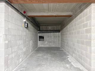 Tel: 0456 12 69 85<br />Email: clara.jacquy@weinvest.be <br /><br />We Invest vous propose à la vente 8 emplacements de parking situés au -1 d’un immeuble récent, à la Rue du Reigersvliet à Etterbeek.<br /><br />Accès facile et sécurisé, idéal pour les riverains ou les personnes travaillant à proximité.<br /><br />Situés dans un quartier recherché, ces emplacements bénéficient d’une excellente accessibilité.<br /><br />Disponibles immédiatement.