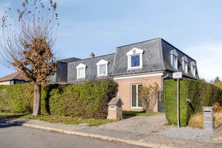 In een groene en residentiële wijk van Kraainem, vlakbij het openbaar vervoer (bus en metro van Kraainem) en internationale scholen, mooie...