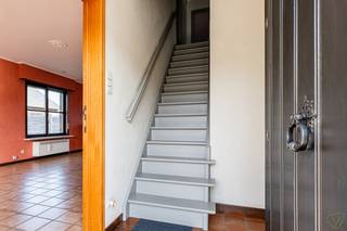 <p>Welkom in deze charmante woning aan de Bosstraat in Oosteeklo.<br /><br />Het huis is gelegen in een rustige en aangename omgeving, biedt de perfecte basis voor deze mooie familiewoning.<br /><br />Samenstelling: via de inkomhal komt U terecht in een zonnige woonkamer met veel ramen, een afzonderlijke keuken met ontbijthoek, wasplaats/berging, gastentoilet. Er is een inpandige garage vooraan aan de woning.<br /><br />Op de verdieping zijn er 3 volwaardige slaapkamers en een badkamer met inloopdouche en toilet.<br /><br />Er is een aangenaam ruime tuin met terras die uitkijkt op de landerijen. Het hinterland is gelegen in agrarische zone, wat uitermate gunstig is.<br /><br />De woning is zeer degelijk onderhouden en met wat moderne opfrissingen is het heerlijk vertoeven. <br /> </p>
<p>Dit huis is een uitgelezen kans om uw woonwensen waar te maken en plan uw bezoek om de verrassende woonruimtes te ontdekken. Aarzel niet om vandaag nog contact met ons op te nemen voor meer informatie of om een bezichtiging in te plannen.</p>
