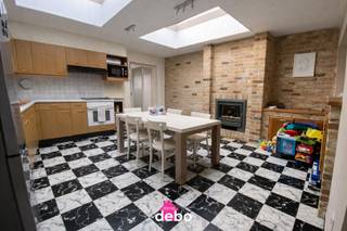Welkom te Rekkem. Bij het betreden van de woning komt u terecht in een ruime en lichtrijke leefruimte die naadloos overgaat in de open keuken met gezellige eethoek – de ideale plek voor het hele gezin. Het gelijkvloers beschikt verder over een volledig uitgeruste badkamer met ligbad, aparte douche, lavabomeubel en toilet. Aansluitend vindt u nog een aangename veranda met zicht op de tuin.<br />De tuin met terras en praktisch tuinhuis biedt voldoende ruimte om te ontspannen en te genieten van het buitenleven. Bovendien is er ook een kelder aanwezig, ideaal als extra bergruimte.<br />Op de eerste verdieping bevinden zich twee ruime slaapkamers. De tweede verdieping herbergt nog een derde, zeer ruime slaapkamer.<br />Extra troeven van deze woning zijn de vele parkeermogelijkheden recht voor de deur met gratis parking én het ontbreken van renovatieplicht (EPC label D).<br />Kortom: een ruime, instapklare woning met veel ruimte, opbergmogelijkheden, potentieel en comfort!<br />Grondoppervlakte 250m² - Bewoonbare oppervlakte 178m² - EPC label D - geen renovatieverplichting - P-en G-score: A. bevindt zich niet in een risicozone voor overstromingen