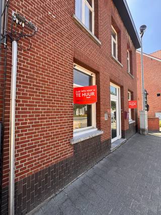 Veel commerciëler dan de locatie van dit stulpje wordt het niet, toch? Knal in de dorpskern, ‘n handelspand met erg zichtbare gevel, parkeergelegenheid op eigen terrein, publieke parkeerplaatsen op wandelafstand én geschikt voor diverse doeleinden!<br /><br />Graag een plan op maat? No worries, we denken graag met je mee.<br /><br />Momenteel bestaat het pand uit 2 polyvalente ruimtes (waarvan 1 met watervoorziening), een veranda, 2 kamers/archiefruimtes, een badkamer, een wasplaats/bijkeuken en toiletten.<br /><br />Achter het gebouw is nog een tuin of parking, toegankelijk via je eigen oprit. Er is een garage voor 1 wagen.