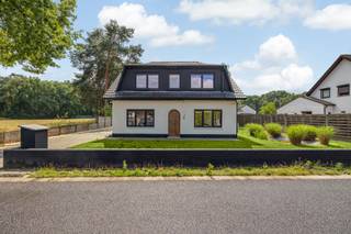 Deze volledig gerenoveerde woning biedt een harmonieus samenspel van comfort, moderne afwerking en dit in een oase van groen op wandelafstand van...