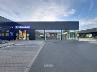 <u><strong>Benaderende OPPERVLAKTEN:</strong></u><br />Winkelruimte: ± 450m²<br />Voldoende gemeenschappelijke parkeerplaatsen. <br /><br /><u><strong>INDELING:</strong></u><br />Open winkelruimte met apart sanitair (m/v) - H: 5,4m - VH onder dragende balken 4,35m.<br /><br /><u><strong>AFWERKING:</strong></u><br />Het pand werd volledig vernieuwd (nieuwe (glas)gevels en dakbedekking) - EPOXY-vloer - solide geïsoleerde betonnen constructie - sanitair - automatische schuifdeur - 2 nooduitgangen.<br /><br /><u><strong>BESTEMMINGSMOGELIJKHEDEN:</strong></u><br />Cat 1 (voeding) en Cat 2 (persoonsuitrusting) zijn uitgesloten.<br /><br /><u><strong>NUTSVOORZIENINGEN:</strong></u><br />Elektriciteit (3x400V +N) , wateraansluiting, gasaansluiting, riolering.<br /><br /><u><strong>LIGGING:</strong></u><br />Deze unit, die deel uitmaakt van een groter complex, is gelegen op het Mammoetcenter III te Roeselare, langs de N32, ongeveer 1 km van de Ring E403 Tielt/Ardooie/Beveren.<br />De Mammoet centers zijn gelegen op de Brugsesteenweg in Roeselare, één van de belangrijkste invalswegen van het stadscentrum , gemakkelijk bereikbaar en beschikt over uitgebreide parkeermogelijkheden.<br />Uw buren in Mammoet III zijn JUNTOO, EXTERIOO, DREAMLAND en HEMA. <br /><br /><u>* Bijzonderheden</u><br />- Onmiddellijk beschikbaar.<br />- Onroerende voorheffing, gemeenschappelijke kosten parking en totem en aanvraag socio-economische vergunning ten laste van de huurder.<br />- EPC mogelijk na kadastrale splitsing.<br /><br />Onze referentie op <strong>www.centro.be</strong>: <strong>L0166</strong> of contacteer ons via <strong>info@centro.be </strong>of <strong>050/70.01.02.</strong>
