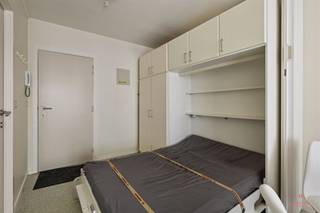<p><span>Studio op topligging in Oostende.</span></p><p><span>Dit verzorgde studio-appartement is uitstekend gelegen in het hart van Oostende, op slechts enkele meters van de zeedijk en op wandelafstand van het bruisende centrum van Oostende met talrijke winkels, horecazaken en het openbaar vervoer.</span></p><p><span>De studio beschikt over een praktische en functionele indeling, met een aangename en lichtrijke leefruimte die optimaal gebruikmaakt van de beschikbare ruimte.</span></p><p><span>Troeven:</span><span><br />- Centrale ligging<br />- Praktische indeling<br />- Aangename leefruimte</span></p><p><span>Indeling:</span><span><br />Inkom met inklapbaar bed, badkamer, living met open keuken en balkon met zijaanzicht op zee</span></p><p><span>Informatie:</span><span><br />- Vraagprijs: € 185.000<br />- Beschikbaarheid: bij akte</span></p><p><span>- Stedenbouw: in aanvraag<br />- EPC: label B</span></p><p><span>Interesse? Neem contact op met Yana via 09 227 08 90 of yana@heritagevastgoed.be</span></p><p><span> </span></p>