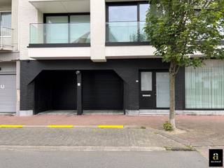 Ce parking se trouve au -1 dans un immeuble d'appartements situé à l'angle de Zonnelaan et Jozef Nellenslaan, près du Casino. Il est accessible par...