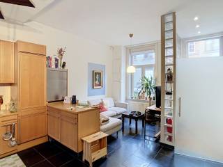 <p>Picture this: coming home in the heart of Leuven, to a move-in ready property within walking distance of everything you need on a daily basis. This charming home on Brouwersstraat combines the peace and quiet of your own space with the vibrancy of the city just around the corner. A place where you'll feel right at home from day one, with no hassle and no renovation work needed.</p><p>Stepping inside, you immediately sense how well-thought-out the layout is. With a liveable surface area of 124 m², this home offers two full-sized bedrooms and a well-appointed bathroom, complemented by an extra toilet for added convenience. The kitchen is equipped with everything you need to get started right away: dishwasher, combi-oven, extractor hood, fridge and freezer are all included. Gas-fired central heating with radiators ensures a pleasant temperature throughout the house, all year round.</p><p>This home also has a few lovely assets that make everyday life that bit more enjoyable. A garden and terrace give you the chance to spend time outdoors whenever the weather allows, while a private garage means you'll never have to search for a parking spot again. The property is fully move-in ready, so you can relocate without any worries. The EPC label C confirms that this home is in good shape energy-wise.</p><p>The location in the centre of Leuven is an asset in itself: shops, schools, the train station and public transport are all within easy reach, as is a sports centre for those wanting to stay active. The main access roads are also easily accessible, so you can quickly get anywhere on foot, by bike or by car. In short, a central location that perfectly combines city life with comfort.</p><p>Curious whether this home on Brouwersstraat could become your new home? Schedule your visit today via www.living-stone.be or email joni.dehert@living-stone.be!</p>