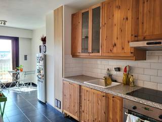 Dit zeer ruim en lichtrijk appartement met EPC B is instapklaar en gelegen op de 5de verdieping van residentie ”Den Drinck” in Borgerhout. Op de vijfde verdieping kom je binnen in een ruime inkomhal met ingemaakte kasten. Hier heb je toegang tot een zeer ruime woon- en eetkamer, een volledig ingerichte keuken met ontbijthoek met aansluitend een zonnig terrasje dat uitkijkt op het Ecohuis, twee slaapkamers, een badkamer met ligbad en een apart toilet. Vanaf de 5de verdieping kan je genieten van een open zicht over de stad.<br /><br />Het appartement is rustig en toch centraal gelegen in het bruisende “Boho”, vlakbij het Krugerplein, het Laar, het Moorkensplein, het Vincotteplein en de Turnhoutsebaan. Een koffie bij Butchers, iets fris bij Bar Bakeliet of Bar Leon, dineren bij een van de talloze bistro's en nadien een ijsje bij Borgo Gelato? Het kan allemaal op een boogscheut van huis. Liever naar het centrum of extra muros? De metro- en bushaltes zijn vlakbij, alsook verschillende fietsstraten. Ook met de wagen rijd je met gemak de stad uit. De oprit naar de E19 en de E313 liggen vlakbij.<br /><br />Troeven:<br />- EPC B - energiezuinig en geen renovatieverplichting<br />- 2 ruime slaapkamers (17m² en 11 m²)<br />- Elektriciteit conform<br />- Een ruime private kelderberging<br />- Een gemeenschappelijke, beveiligde fietsenstalling<br />- Een ruimte voor afvalberging - zet je afval weg wanneer je maar wil<br />- Het gebouw beschikt over een ondergrondse parking waar er mogelijk parkeerplekken te huur zijn.<br />- Goed reservefonds - ‘spaarpot’<br /><br />Benieuwd om het appartement te ontdekken? Plan je bezoek via het Immoscoop-contactformulier.<br /><br />Geen immo aub!