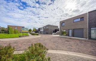 Deze halfopen woning ligt centraal in een recente, kindvriendelijke verkaveling in Oud-Turnhout. De praktische indeling en tuin met zwembad maken dit een fijne thuis voor gezinnen.

Via de inkomhal met gastentoilet kom je in de leefruimte met zit- en eethoek en aansluitende keuken. De inpandige garage met automatische sectionaalpoort biedt plaats aan je wagen en extra opbergruimte.

Op de verdieping bevinden zich drie slaapkamers, een afzonderlijke bureaukamer en een extra kamer die bijvoorbeeld als dressing kan worden ingericht. De badkamer beschikt over een inloopdouche, een toilet en aansluitingen voor wasmachine en droogkast.

In de tuin ligt een zwembad van circa 4 bij 8 meter, voorzien van een automatisch solarscherm. De terrasoverkapping met glazen schuifwanden biedt een beschutte plek om langer van het buitenleven te genieten. Elektrische screens en airco zorgen voor extra comfort. Het bijgebouw biedt ruimte voor hobby’s of fitness, naast een technische berging.

De woning werd opgeleverd in 2017, staat op een  omheind perceel van 391 m², de tuin en oprit zijn bereikbaar via een riante automatische poort. Zonnepanelen, een thuisbatterij en ventilatie met warmterecuperatie maken de woning bijzonder energiezuinig.

Een centraal gelegen gezinswoning met extra ruimte om thuis te werken en een tuin waar je volop kunt ontspannen.