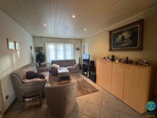 Ruim 2-slaapkamer appartement met carport en aparte privatieve achterdeur, in het centrum van Retie.Indeling: inkomhal, zeer ruime woonkamer, keuken...