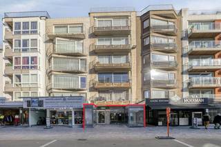 This exceptional commercial ground floor (107 m²) with basement (81 m²) in the Zeelaan in Koksijde offers a unique opportunity for...