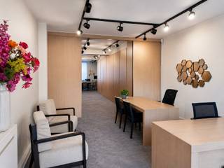 Kantoorruimte te huur in het gezellige dorp van Schilde – ca. 80 m²<br /><br />Bent u op zoek naar een representatieve en instapklare kantoorruimte met grote kelder? <br />Deze moderne kantoorruimte van circa 80 m² biedt een stijlvolle en professionele werkomgeving.<br /><br />De ruimte kenmerkt zich door een hoogwaardige afwerking met warme houten elementen, moderne verlichting en een rustige, luxe uitstraling. Dankzij de praktische indeling is het kantoor geschikt voor diverse doeleinden en biedt het ruimte voor meerdere werkplekken, een vergaderomgeving en een comfortabele ontvangsthoek.<br />Keuken, toilet en bergruimte zit allemaal netjes achter de kastenwanden. <br /><br />Bijzonderheden:<br /><br />* Circa **80 m² kantoorruimte**<br />* Moderne en hoogwaardige uitstraling<br />* Instapklaar<br />* Representatieve ontvangst- en werkruimte<br />* Praktische indeling<br />* Sfeervolle houten afwerking<br />* Moderne railverlichting<br />* Geschikt voor diverse zakelijke doeleinden<br />* Ruime kelder<br /><br />Een ideale locatie voor ondernemers en bedrijven die op zoek zijn naar een professionele werkplek met een moderne en verzorgde uitstraling.<br /><br />Interesse? Neem gerust contact op voor meer informatie of een bezichtiging: nanou@reds.be - 03 227 58 58