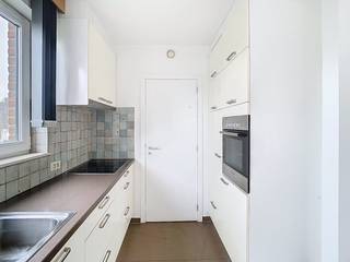 Lichtrijk appartement met 2 slaapkamers en garage in Brugge<br /><br />Dit verzorgd en lichtrijk appartement met 2 slaapkamers is gelegen op de tweede verdieping en geniet van een centrale en vlot bereikbare ligging in Brugge. De Markt bevindt zich op wandel- en fietsafstand. Daarnaast zijn er in de nabije omgeving tal van winkels, horecazaken en openbaar vervoer te vinden. Ook de belangrijkste invalswegen zijn gemakkelijk bereikbaar.<br /><br />Bij het binnenkomen kom je terecht in een ruime en aangename leefruimte van maar liefst 41 m². Dankzij de grote hoeveelheid natuurlijk licht vormt dit een gezellige plek om te wonen. De open keuken van 6 m² sluit mooi aan op de leefruimte en is uitgerust met een keramische kookplaat, vaatwasser, koelkast met diepvriesvak, combi-oven en dubbele spoelbak.<br /><br />Het appartement beschikt over twee volwaardige slaapkamers van 11 m² en 10 m². Daarnaast is er een praktische technische berging van 3 m² met aansluiting voor een wasmachine. De badkamer is voorzien van een dubbele lavabo, spiegelkast, toilet en een ligbad met douchescherm.<br /><br />Een bijkomende troef is de ruime garage, die inbegrepen is in de huurprijs. Hierdoor beschik je niet alleen over een comfortabele woonst, maar ook over een handige en veilige parkeer- en bergruimte.<br /><br />Algemeen:<br /><br />- Huurprijs: € 895,00/maand<br />- Ruime garage inbegrepen in de huurprijs<br />- Provisie gemeenschappelijke kosten: € 75,00/maand<br />- Beschikbaar 01/11/2026