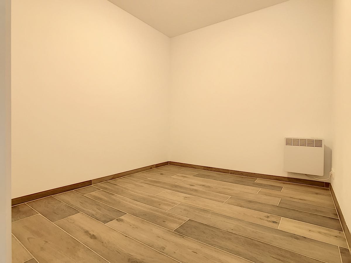 Gerenoveerde studio met 1 slaapkamer en terras te Roeselare. - foto 5