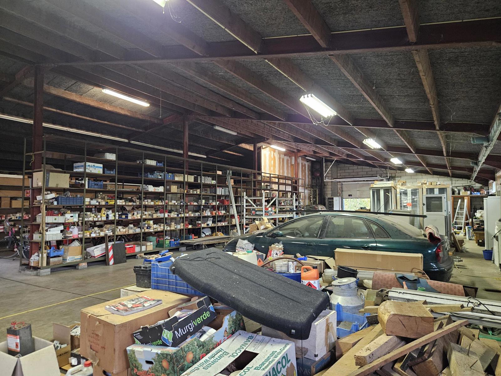 Ruime opslagruimte of werkplaats in groene omgeving - foto 2