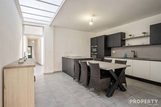 <p><span>Instapklare woning met tuin in het hart van Moorslede<br />Indeling: Inkomhal, lichtrijke ruime leefruimte met eethoek, open keuken met eiland voorzien van alle toestellen. <br />polyvalente ruimte kan dienen als speelhoek of bureel. Verder is er nog een berging, badkamer met douche en apart toilet.</span></p><p><span>Op de eerste verdieping zijn er 3 slaapkamers, verder is er nog een vaste trap naar zolder. <br />Troeven: Instapklaar, gunstig EPC!</span></p><p><span>IVoor meer informatie of een afspraak op het nr 056/96.08.00 of mail naar info@property-vastgoed.be <br /> </span></p>
