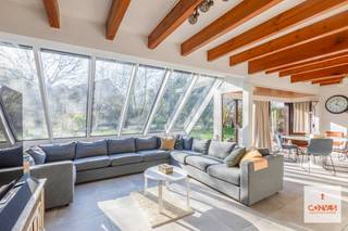 Deze goed onderhouden villa is gelegen in <strong>het rustige, groene en residentiële Mariakerke</strong> op wandelafstand van het openbaar vervoer en scholen. Verder ligt de woning op fietsafstand van winkels, het <strong>natuurdomein Claeys-Bouüaert en de Bourgoyen-Ossemeersen</strong>, en heeft een vlotte verbinding met de R4 en N9.<br /><br />U komt binnen via de inkomhal voorzien van een apart toilet en met toegang tot een bureauruimte, een slaapkamer en de leefruimte. Aansluitend aan de <strong>lichtrijke leefruimte </strong>vind je de keuken die beide uitzicht bieden op de prachtige tuin. Op het eerste verdiep vind je drie slaapkamers en een badkamer met douche/bad en toilet.<br /><br />Een extra troef is de ruime <strong>inpandige garage en carport.</strong><br /><br />Wenst u deze villa met <strong>vier slaapkamers</strong> te bezoeken? Aarzel niet ons te contacteren voor het maken van een afspraak 09 278 88 88 <br /> 