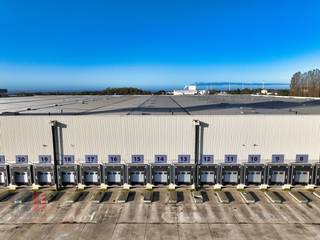 Site logistique fantastique à louer : +/- 30.834 m² d'espace de stockage (divisible de +/- 11.500 m² - 6 quais) sur un site de 58.732 m² APRÈS la sortie 21 Binche de l'E42 à Strépy-Bracquegnies. L'entrepôt, d'une hauteur libre de 10 m, est équipé de 30 quais de chargement, d'une porte sectionnelle et d'un sol en polybéton d'une capacité portante de 5 T/m². En outre, l'entrepôt est équipé d'un système de gicleurs, d'une cabine haute tension et d'une protection contre les incendies. Le site sera entièrement rénové. Si nécessaire, l'espace peut être subdivisé à partir de 11.500 m² et offre également la possibilité de 728 m² de bureaux . Doté d'un vaste espace de stationnement et de manœuvre, ce site est exceptionnellement fonctionnel pour les activités logistiques d'aujourd'hui. Contactez PANORAMA B2B pour de plus amples informations ou pour une visite sans engagement au 02 540 20 20.