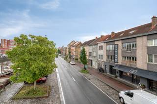 Interessante opbrengsteigendom met 5 verhuurde appartementen (3x 1slk. &amp; 2x 2slk.) en aantrekkelijk rendement<br />BEZOEK OP AFSPRAAK!<br />Maak uw afspraak via +32 472 60 91 51 (telefonisch, via sms of WhatsApp).<br /><br />Op een strategische ligging aan de Gasmeterlaan, op wandel- en fietsafstand van het historische stadscentrum en met een vlotte verbinding naar belangrijke invalswegen en het openbaar vervoer, bevindt zich deze interessante opbrengsteigendom. Het gebouw omvat vijf vergunde en volledig verhuurde appartementen, elk met een eigen huisnummer, en beschikt over een gemeenschappelijke inkomhal, kelder en zolder.<br /><br />De eigendom bestaat uit drie appartementen met één slaapkamer en twee appartementen met twee slaapkamers. Elk appartement beschikt bovendien over een eigen buitenruimte in de vorm van een terras of koer, wat de aantrekkelijkheid voor huurders aanzienlijk verhoogt.<br /><br />De éénslaapkamerappartementen zijn functioneel ingedeeld en omvatten een leefruimte, keuken, badkamer, slaapkamer en buitenruimte. Het gelijkvloerse appartement beschikt over een privatieve koer van 18 m², terwijl de appartementen op de verdiepingen genieten van een terras van 4 m² en een praktische buitenberging.<br /><br />De tweeslaapkamerappartementen bieden een ruime indeling met inkomhal, leefruimte, keuken, apart toilet, wasplaats, berging, badkamer, twee slaapkamers en een privatief terras. Het appartement op de eerste verdieping beschikt over een royaal terras van 26 m², terwijl het appartement op de tweede verdieping een terras van 11 m² heeft.<br /><br />Deze opbrengsteigendom genereert stabiele en onmiddellijke huurinkomsten met een totale huuropbrengst van € 3.908 per maand, wat resulteert in een netto huurrendement van 4,13%. Dankzij de combinatie van een sterke verhuurbaarheid, een gunstige ligging en diverse toekomstmogelijkheden vormt dit pand een interessante investering voor zowel particuliere als professionele investeerders.<br /><br />Troeven:<br />- onmiddellijk huurrendement;<br />- vijf vergunde appartementen;<br />- lage algemene kosten (geen lift, syndic, etc.);<br />- interessant om zowel aan te houden als te renoveren en uit te ponden;<br />- ieder appartement heeft een buitenruimte;<br />- vrij uitzicht over het kanaal; <br />- veel parkeermogelijkheden.<br /><br />Keuringen:<br />- EPC: 170: B | 171: E | 172: C | 173: B | 174: D<br />- elektrische installatie: niet-conform;<br />- asbestattest: asbestveilig en niet-asbestveilig.<br /><br />Bent u op zoek naar een rendabele vastgoedinvestering in een stad met een sterke en constante vraag naar huurwoningen? Dan biedt deze opbrengsteigendom een uitstekende opportuniteit met onmiddellijk rendement en aanzienlijk potentieel op lange termijn. Contacteer ons vandaag nog voor meer informatie of een bezoek ter plaatse.