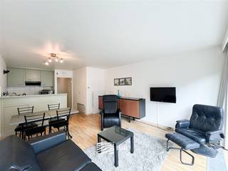 <p><span>Zonnig appartement met twee slaapkamer op de tweede verdieping </span></p><p><span>Centraal gelegen in de winkelstraat van Nieuwpoort-Bad</span></p><p><span> </span></p><p><span>Inkom </span></p><p><span>Leefruimte met open keuken</span></p><p><span>Badkamer met ligbad en lavabo</span></p><p><span>Apart toilet</span></p><p><span>Vestiaire</span></p><p><span>Grote slaapkamer met inloopkast</span></p><p><span>Kleine slaapkamer</span></p><p><span> </span></p><p><span>Private kelder</span></p><p><span> </span></p>