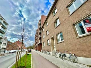 <p><span>A quelques pas du Gasthuisberg et du centre historique de Louvain et à proximité de toutes les principales voies d'accès, nous avons le plaisir de proposer à la location cet appartement de 2 chambres à coucher récemment rénové  en 2023. Cet appartement central mais calme est situé  au rez-de-chaussée d'une petite résidence bien entretenue.<br />L'appartement confortable a une surface utile de 88m² et comprend un hall d'entrée avec vestiaire, des toilettes pour invités, un salon lumineux et confortable et une cuisine entièrement équipée. Il y a également 2 chambres à coucher de taille normale, dont l'une s'ouvre sur un petit balcon, un hall de nuit et une salle de bains avec douche à l'italienne</span><span>. Charges mensuelles : 105 euros (y compris la provision pour la consommation d'eau de l'appartement). Disponible à partir du 15/05/2023. En résumé, cet appartement bien situé et rénové vaut vraiment la peine d'être visité. Pour les décideurs rapides : <br /><br /></span></p><p><span> </span></p>