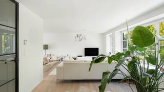 Cette magnifique maison  est située près de la Place Oosthoek avec une vue dégagée sur le Zwin. Hall d'entrée, petit garage pour voiturette de golf, scooters et vélos, 2 chambres avec salle de douche séparée, terrasse agréable et confortable. Au premier étage, il y a des toilettes pour les invités, un salon spacieux avec parquet, une cuisine de luxe équipée avec tous les appareils et un balcon. Au deuxième étage, se trouve la chambre principale avec une belle salle de bains attenante comprenant une baignoire, une douche et des toilettes, ainsi qu'un grenier. Disponible à partir du 15/07/2026.