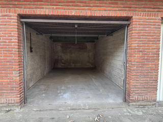 Een garage met kantelpoort.Deze garagebox is gelegen vlakbij het centrum van Beveren.De weg er naar toe is aangelegd en toegankelijk.Dit is tevens...