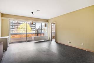 Interesse in dit leuke appartement? Bekijk de virtuele toer en maak via Livitas.be ONLINE je afspraak.<br />Op zoek naar een appartement nabij het Runcvoortpark?<br />Dit is misschien je nieuwe nestje met een centrale ligging, openbaar vervoer, scholen en winkels op wandelafstand.<br />De woonkamer ligt vooraan en geeft een zonnig en open gevoel en geeft uit op de keuken met ingemaakte toestellen.<br />Via de hal komen we in de badkamer terecht met een ligbad, lavabo en plaats voor je wasmachine en droogkast.<br />Een grote berging (6m2) kan dienst doen om je bureau te installeren of een logeerkamer te creëren.<br />Twee ruime slaapkamers liggen achteraan met zicht op groen, genietend van de stilte.<br />Elektrische keuring = Conform !<br />OPTIONELE STAANPLAATS BESCHIKBAAR VOOR 10.000 €<br />1 foto van de keuken is een digitaal bewerkte foto !<br />Unieke kans en maak snel via Livitas.be ONLINE je afspraak!