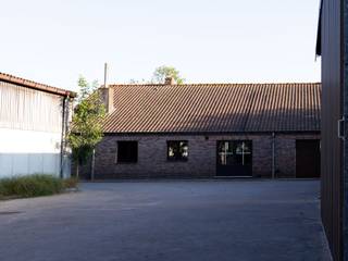 De hoeve is gelegen in het mooie gebied tussen Bellem en Zomergem op 1,60 ha grond tot 4,40 ha grond.<br />Onmiddellijk achter het voorerf bevindt zich de authentieke hoevewoning.<br />Links achter de woning ligt een machineloods van 24 meter lang en 12 meter breed.<br />Rechts achter de woning ligt een ruime voormalige rundveestal van 50 meter lang en deels 23 meter breed.<br />Mits agrarisch gebruik kan het volume van de bedrijfsgebouwen maximaal behouden blijven.<br />Met de aanpalende gronden behoort oa tuinbouw, plantenkweek, wijnbouw, druiventeelt, ander kleinfruit of groententeelt,…. tot de potentiële landbouwactiviteiten.<br />De woning is bouwkundig erfgoed wat aanvraag functiewijziging naar zonevreemd wonen makkelijker maakt, mits gedeeltelijke afbraak van de stallen.<br />Gelegen in een mooi landelijk gebied is dit een hoeve met karakter en diverse mogelijkheden.<br /> 