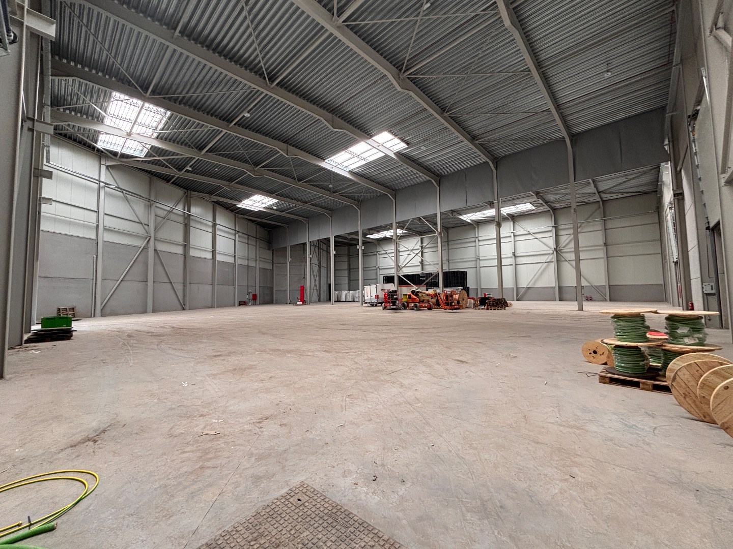 Logistieke bedrijfshal - 2765 m² - met 350 m² kantoren. Superligging! - foto 4