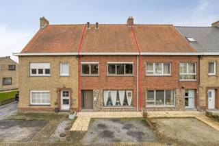 In the Karpelstraat in Veurne, we find this ready-to-move-in 3-bedroom house for sale. The house is quiet, yet close to the center, shops, schools...
