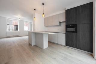 <p><strong>Volledig gerenoveerde woning in het hart van Turnhout<br /></strong>Ontdek deze prachtig gerenoveerde en instapklare woning, ideaal gelegen in het centrum van Turnhout. Dankzij de doordachte indeling, moderne afwerking en duurzame technieken is dit de perfecte thuis voor wie comfort en energiezuinigheid belangrijk vindt.<br />Bij binnenkomst betreed je een ruime inkomhal met voldoende plaats voor fietsen, gevolgd door een apart toilet. De lichtrijke woonkamer met aansluitende keuken vormt het kloppend hart van de woning. Via de grote raampartijen geniet je van een heerlijke zuidgerichte, open binnenplaats—een rustige buitenruimte midden in de stad.<br />De woning telt <strong>vier volwaardige slaapkamers</strong>, aangevuld met een extra kamer die ideaal is als <strong>thuiskantoor of dressing</strong>. De moderne badkamer is uitgerust met een <strong>inloopdouche</strong>. Daarnaast biedt de woning een <strong>ruime berging</strong> en een <strong>praktische zolder</strong>, perfect als extra opbergruimte.<br />Duurzaamheid staat hier centraal: de woning wordt verwarmd met een <strong>warmtepomp</strong>, heeft een <strong>uitstekend EPC</strong> en is uitgerust met <strong>zonnepanelen</strong>. In de nabije omgeving bestaat bovendien de mogelijkheid om een <strong>autostaanplaats te huren</strong>.<br />Kortom: een energiezuinige, smaakvol gerenoveerde stadswoning met alle comfort en ruimte die je nodig hebt. Instapklaar wonen in het centrum van Turnhout!</p>