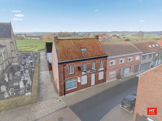 In het hart van de landelijke parochie Zandvoorde vinden we dit ruime gebouw. Het bestaat momenteel uit een handelsruimte, een privé-gedeelte en een magazijn, en biedt tal van mogelijkheden voor diverse bestemmingen. Achter het pand bevindt zich bovendien een weide, die bij de prijs is inbegrepen.<br /><br /><strong>Indeling</strong>
<ul>
	<li>Gelijkvloerse verdieping: handelsruimte (90 m²), toiletten (12 m²) en bergruimte (20 m²). Aansluitend hebben we de keuken (8 m²), woonkamer (15) en de veranda (5 m²).</li>
	<li>Eerste verdieping: nachthal, 3 slaapkamers (17 - 17 - 8 m²), extra kamer die kan dienen als slaapkamer of woonkamer (34 m²), dressing (13 m²), badkamer (14 m²) met bad, douche, enkelvoudige wastafel en toilet. </li>
	<li>Tweede verdieping: zolder (76 m²) </li>
</ul>
<br />Achter het gebouw bevindt zich een <strong>magazijn van 84 m²</strong> met verdieping, aansluitend op <strong>een feestzaal van maar liefst 183 m² en keuken van 31 m²</strong>.<br /><br /><strong>Extra kenmerken</strong>

<ul>
	<li>Gescheiden stelsel </li>
	<li>Regenwaterput (niet aangesloten) </li>
	<li>Stadswater, aardgas en elektriciteit </li>
</ul>
<br />Check zeker ook de <strong>video</strong>: https://youtube.com/shorts/mO9eaCgnZ2o?feature=share<br /><br />Meer informatie of een vrijblijvend bezoek?<br />Contacteer Eden op 0470 43 78 21 of mail info@minthus.be<br /> 