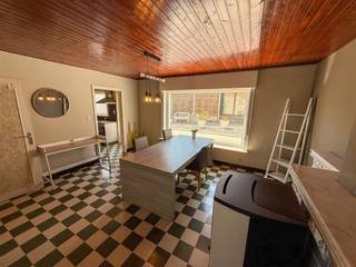 Ontdek deze ruime woning in het charmante Aalbeke, perfect voor gezinnen die op zoek zijn naar comfort en functionaliteit. Deze woning beschikt over maar liefst 5 slaapkamers en biedt voldoende ruimte voor het hele gezin. De sfeervolle leefruimtes nodigen uit en de grote ramen zorgen voor veel natuurlijk licht.De keuken is praktisch ingericht en biedt uitzicht op de gezellige, onderhoudsvriendelijke tuin. De badkamer is uitgerust met een ligbad/douche en een lavabomeubel. Met een garage en een private oprit is er voldoende ruimte voor uw voertuig en extra opslagmogelijkheden. De omgeving is rustig en gunstig gelegen nabij winkels, scholen en openbaar vervoer, wat het ideale uitvalsbasis maakt.Ervaar het woonplezier in deze veelzijdige woning en ontdek alle mogelijkheden die deze woning te bieden heeft in het mooie Aalbeke. Mis deze kans niet om uw droomhuis te verwerven!