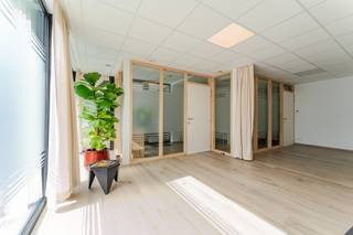 Groot (140m²) gelijkvloers appartement met praktijkruimte, 2 (mog. 3) slaapkamers en ruim terras/koerDit lichtrijke gelijkvloers appartement van 140...