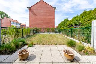 <p>Gezinswoning aan de stadsrand van Dendermonde met tuin en garage.</p>
<p>Deze gesloten bebouwing uit 1978 combineert een praktische indeling met een vlotte ligging nabij openbaar vervoer en het administratief centrum van Dendermonde. De woning beschikt over drie slaapkamers, een aangename leefruimte en een onderhoudsvriendelijke tuin van 98 m² waar je in alle rust kan genieten. Dankzij het EPC-label B woon je hier energiezuiniger en comfortabeler. De garage met automatische poort en extra bergruimte zorgt bovendien voor extra gebruiksgemak. Een interessante woning voor wie een huis wil kopen in een goed bereikbare omgeving.</p>
<p>Belangrijkste ruimtes:<br />• Living met aangename lichtinval<br />• Eetkamer aansluitend op de leefruimte<br />• Keuken met dubbele spoelbak, elektrische kookplaat, oven en ingemaakte kasten<br />• Apart toilet met handenwasser<br />• Badkamer met ligbad, enkele spoelbak en toilet<br />• 3 slaapkamers met verschillende indelingsmogelijkheden<br />• Garage met automatische poort<br />• Tuin</p>
<p>Troeven:<br />• Gelegen aan de stadsrand van Dendermonde nabij openbaar vervoer<br />• EPC-label B voor een energiezuiniger wooncomfort<br />• Praktische garage en onderhoudsvriendelijke tuin</p>
<p>Neem vandaag nog contact op voor een bezoek. JOUW DROOMHUIS. ZO GEVONDEN!</p>