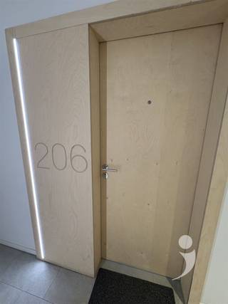 <p><span>Moderne studentenkamer met eigen sanitair voor het  academiejaar 2026-2027.</span></p><p><span> </span></p><p><span>De kamer is gelegen op de tweede verdieping in studentenresidentie De Mes. Deze ligt op een boogscheut van het centrum van Leuven, op wandelafstand van het station en nabij de verschillende campussen. </span></p><p><span>Deze luxueuze kamer is voorzien van alle comfort en is volledig bemeubeld:  het beschikt over een éénpersoonsbed, een uitstekend afgewerkte badkamer met douche, toilet, wastafel en koelkast.</span></p><p><span>Er zijn 2 gemeenschappelijke keukens, die ingericht zijn met hoogwaardige materialen, per verdiep. Deze omvatten een vitro-keramische kookplaat, een combi-oven microgolfoven, vaatwasser en een vriezer. </span></p><p><span>Daarnaast is er ook nog een gemeenschappelijke studieruimte. De gemeenschappelijke tuin biedt dan weer ruimte voor ontspanning en sport.</span></p><p><span>De overdekte afgesloten fietsenstalling is makkelijk bereikbaar.</span></p><p><span>De prijs bedraagt €610/maand exclusief forfait nutsvoorzieningen.</span></p><p><span> </span></p><p><span>"Let op, dit is een studentenwoning die alleen geschikt is voor studenten die ingeschreven zijn voor een opleiding aan de hoge school of universiteit. Deze is NIET beschikbaar voor andere doelgroepen." </span></p><p><span> </span></p><p><span>Interesse? Contacteer ons dan via 016/15.31.08 of via <span>student@immolivit.be</span></span><span> </span></p><p><span><br /><br /></span></p><p><span> </span></p><p><span> </span></p><p><span> </span></p>