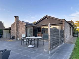 Liedekerke : Op zoek naar een woning die u volledig naar eigen smaak kan inrichten? IMMO STORE biedt u deze RUSTIG gelegen woning aan - op de rand met Borchtlombeek - op een mooi ZUID-WEST gericht perceel van 6a86ca aan. Ze biedt een AANGENAME WOONOMGEVING aan met een VLOTTE BEREIKBAARHEID. Deze bungalow beschikt over 2 SLAAPKAMERS, een RUIME GEINSTALLEERDE keuken, een douchekamer en 2 toiletten. De PRAKTISCHE INDELING wordt aangevuld met garage, werkruimte, carport, IDEAAL voor HOBBYISTEN. Veranda waar u in ALLE RUST kan genieten van de groene omgeving. Een woning, gelegen nabij centrum met AL ZIJN FACILITEITEN, winkels, trein, markt en andere dagelijkse voorzieningen. Contacteer IMMO STORE op 02 203 03 03 voor een bezoek ter plaatse. +++ EPC 'F' +++