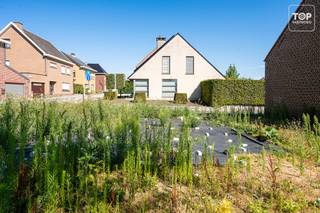 Bent u op zoek naar de ideale locatie om uw eigen woning te bouwen? Dan is deze bouwgrond voor halfopen bebouwing in een aangename en rustige buurt van Herzele zeker een bezoek waard.<br /><br />Met een oppervlakte van 200 m² biedt dit perceel de perfecte basis voor het realiseren van een comfortabele gezinswoning. De rustige, residentiële omgeving combineert een aangename woonkwaliteit met een vlotte bereikbaarheid. Winkels,  openbaar vervoer en belangrijke invalswegen bevinden zich op korte afstand.<br /><br />Deze bouwgrond vormt een uitstekende opportuniteit voor wie zijn droomwoning volledig naar eigen smaak wil realiseren op een aantrekkelijke locatie.<br /><br />Contacteer Top Vastgoed voor een bezoek op 0475 700 700!