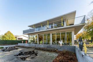 Langs de Woumenweg in Diksmuide bevindt zich deze unieke handels-/opbrengsteigendom. Door zijn uitstekende locatie geniet deze eigendom van een enorme visibiliteit en veel passage. Vlakbij bevinden zich talrijke bedrijven in het nabije industrieterrein en Campus Cardijn van de scholengroep Tsaam. <br /><br />De handelsruimte op het gelijkvloers is momenteel ingericht als frituur/eethuis met professionele keuken. Binnen zijn er 75 zitplaatsen, op het terras nog eens 70. <br /><br />De handelsruimte wordt vervolledigd door extra bergruimte, koelcel, diepvriescel, toilet en een overdekte opslagplaats buiten. De huidige zaak is reeds meer dan 20 jaar toonaangevend in zowel Diksmuide als de wijde regio Diksmuide - Ieper. <br /><br />Op de eerste verdieping bevinden zich 2 verhuurde appartementen. Deze zijn als volgt ingedeeld: Via de inkomhal komt men in de lichtrijke leefruimte met open keuken voorzien van koelkast, gasfornuis, oven en vaatwasmachine. Vervolgens zijn er twee volwaardige slaapkamers, een berging en de badkamer die uitgerust is met inloopdouche en lavabo. Beide appartementen zijn voorzien van een ruim en zonnig terras. <br /><br />Bouwtechnisch is dit gebouw voorzien van HR-beglazing met aluminium raamwerk, 2 regenwaterputten (2x 15 000L), centrale verwarming op aardgas, L-L warmtepomp en een zonneboiler. <br /><br />Interesse in een unieke investering of kriebelt het om een eigen zaak te hebben? Aarzel niet en leg vrijblijvend uw afspraak vast!<br /><br />