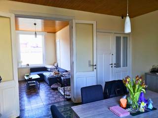 Woning gelegen in het centrum van Wevelgem bestaande uit: ruime inkom, lichtrijke living, keuken, badkamer met douche, kelder, 3 slaapkamers, ruime zolder, tuin met zon-gericht terras en uitweg achteraan. <br /><br />Interesse? Bel of mail Jasper 0479/27 71 92 - jasper@immopottelberg.be