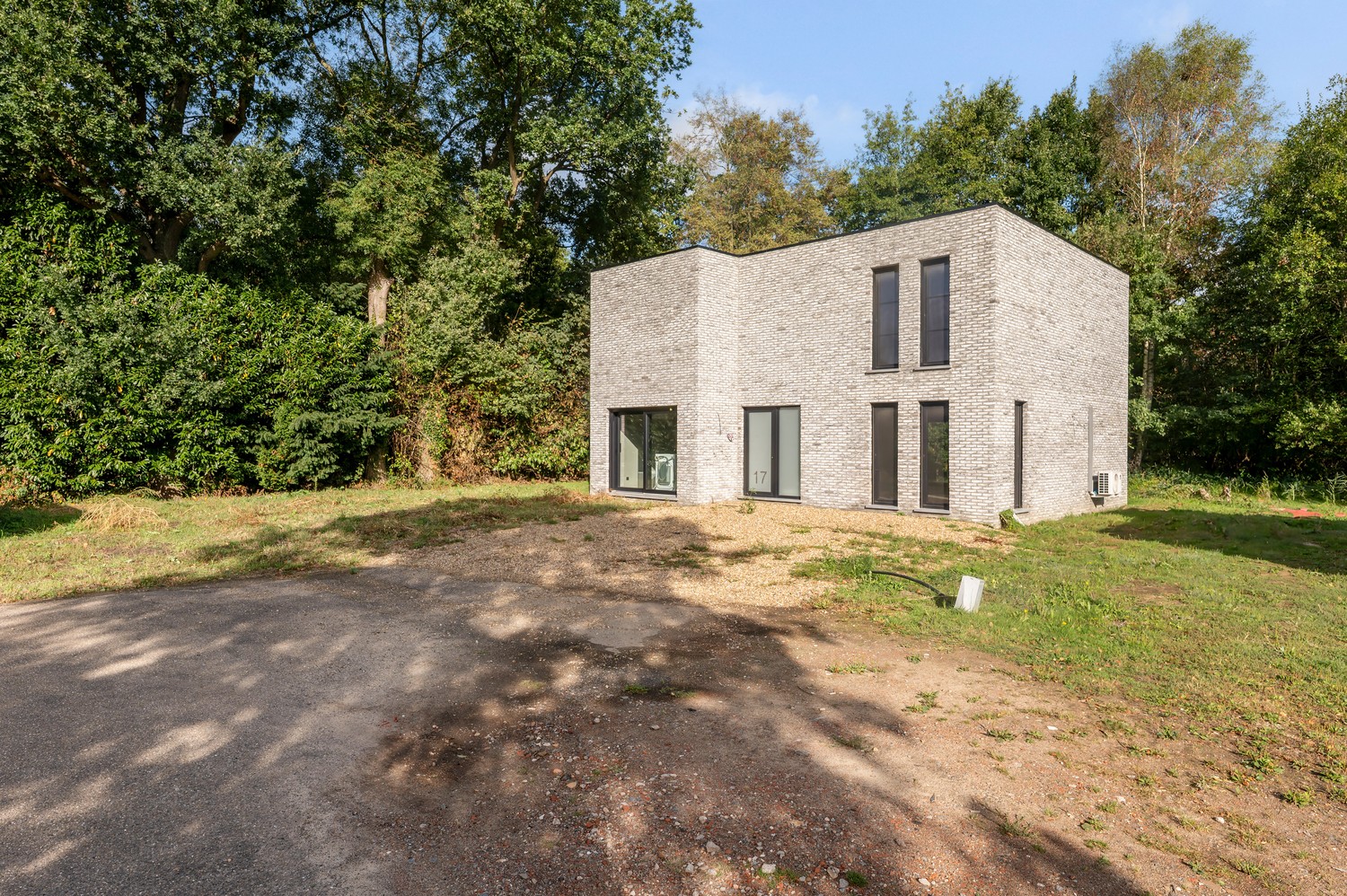 Nieuwe, energiezuinige open bebouwing in doodlopende straat. - foto 1