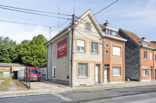 Op een strategische ligging aan de Heirweg in Kortrijk bevindt zich deze halfopen woning. Deze halfopen bebouwing biedt verrassend veel ruimte,...