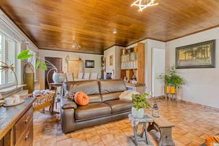Zuidgericht, rustig gelegen én toch vlakbij Gent? Welkom in deze ruime open bebouwing aan de Zwaluwstraat 10 in Evergem! Op een perceel van 986 m² geniet je van een groene omgeving met vlotte verbindingen naar de R4 en de werkgelegenheid van de Gentse kanaalzone. De woning beschikt over een inkomhal, lichtrijke woonkamer met zicht op de tuin, ruime keuken met aanpalende wasplaats en kelder, 3 slaapkamers, badkamer, grote garage en een royale zolder die perfect dienst kan doen als hobbyruimte of extra kamer. Deze woning vraagt om renovatie en is ideaal voor wie graag de handen uit de mouwen steekt. Interesse? bel Ewout: 0497 588 888 of contact@immohuysman.be 